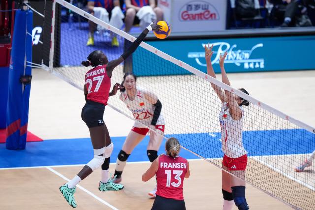 (260708) -- HONG KONG, July 8, 2026 (Xinhua) -- Nyadholi Thokbuom (1st L) of Canada competes during the Pool 8 match between China and Canada at the Women's Volleyball Nations League (VNL) 2026 in Hong Kong, south China, July 8, 2025. (Xinhua/Zhu Wei)