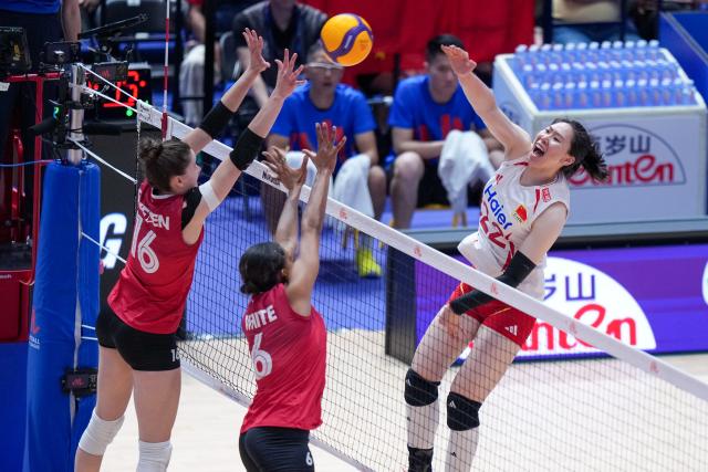 (260708) -- HONG KONG, July 8, 2026 (Xinhua) -- Zhou Yetong (R) of China competes during the Pool 8 match between China and Canada at the Women's Volleyball Nations League (VNL) 2026 in Hong Kong, south China, July 8, 2025. (Xinhua/Zhu Wei)
