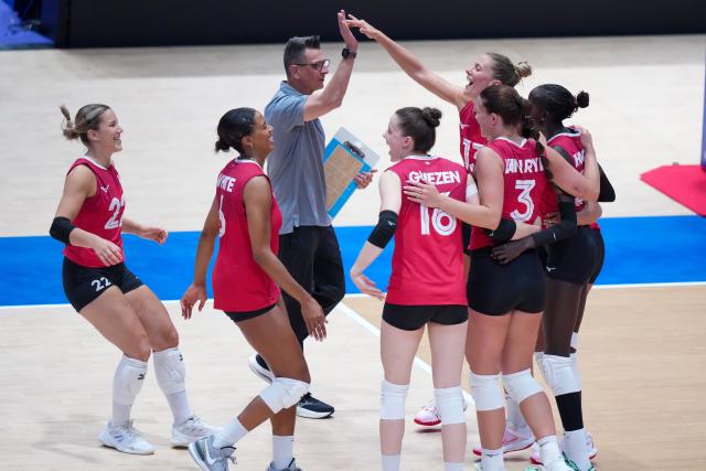 (260708) -- HONG KONG, July 8, 2026 (Xinhua) -- Players of Canada celebrate winning during the Pool 8 match between China and Canada at the Women's Volleyball Nations League (VNL) 2026 in Hong Kong, south China, July 8, 2025. (Xinhua/Zhu Wei)