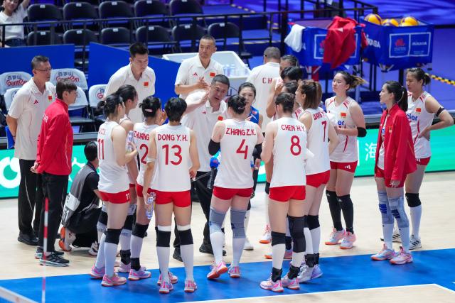(260708) -- HONG KONG, July 8, 2026 (Xinhua) -- Zhao Yong (C), head coach of China, gives instructions during the Pool 8 match between China and Canada at the Women's Volleyball Nations League (VNL) 2026 in Hong Kong, south China, July 8, 2025. (Xinhua/Zhu Wei)