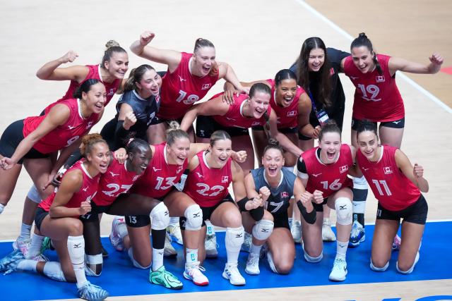 (260708) -- HONG KONG, July 8, 2026 (Xinhua) -- Team Canada pose for photos after winning the Pool 8 match between China and Canada at the Women's Volleyball Nations League (VNL) 2026 in Hong Kong, south China, July 8, 2025. (Xinhua/Zhu Wei)