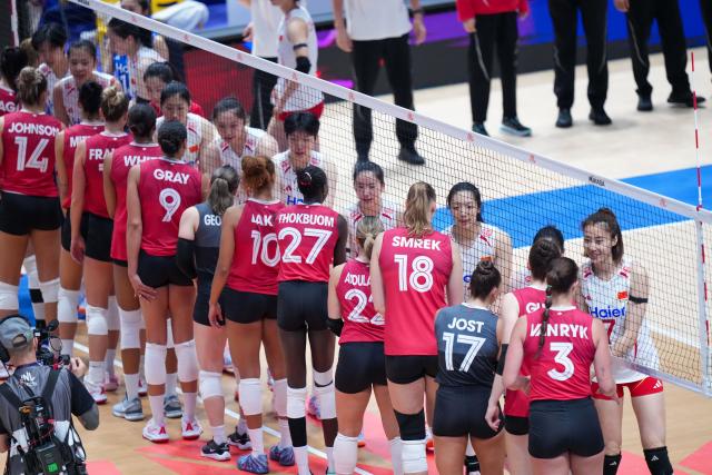 (260708) -- HONG KONG, July 8, 2026 (Xinhua) -- Players of both team greet each other after the Pool 8 match between China and Canada at the Women's Volleyball Nations League (VNL) 2026 in Hong Kong, south China, July 8, 2025. (Xinhua/Zhu Wei)