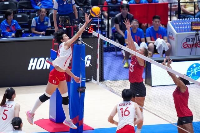 (260708) -- HONG KONG, July 8, 2026 (Xinhua) -- Dong Yuhan (Top L) of China competes during the Pool 8 match between China and Canada at the Women's Volleyball Nations League (VNL) 2026 in Hong Kong, south China, July 8, 2025. (Xinhua/Zhu Wei)
