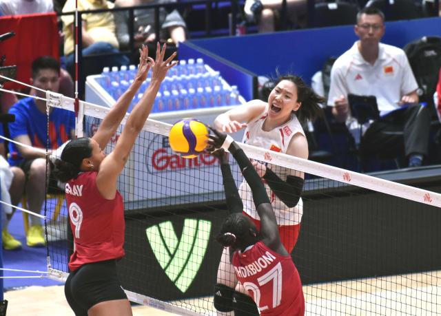 (260708) -- HONG KONG, July 8, 2026 (Xinhua) -- Zhou Yetong (R) of China competes during the Pool 8 match between China and Canada at the Women's Volleyball Nations League (VNL) 2026 in Hong Kong, south China, July 8, 2026. (Xinhua/Lo Ping Fai)