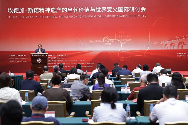 (260708) -- BEIJING, July 8, 2026 (Xinhua) -- Fritz Cropp, associate dean of the School of Journalism of University of Missouri, speaks at an international symposium at Peking University (PKU) in Beijing, capital of China, July 8, 2026. An international symposium themed on "Legacy of Edgar Snow: International Symposium on Contemporary Value and Inspiration to the World" kicked off here on Tuesday. (Xinhua/Zhang Yuwei)