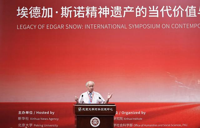(260708) -- BEIJING, July 8, 2026 (Xinhua) -- Eric Foster, nephew of Helen Foster Snow, speaks at an international symposium at Peking University (PKU) in Beijing, capital of China, July 8, 2026. An international symposium themed on "Legacy of Edgar Snow: International Symposium on Contemporary Value and Inspiration to the World" kicked off here on Tuesday. (Xinhua/Zhang Yuwei)
