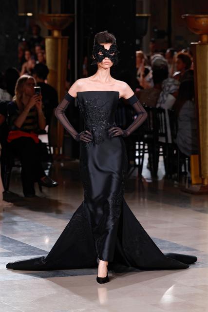 (260708) -- PARIS, July 8, 2026 (Xinhua) -- A model presents a creation by Elie Saab during the Haute Couture Week Fall/Winter 2026-2027 in Paris, France, July 8, 2026. (MeetEurope/Handout via Xinhua)