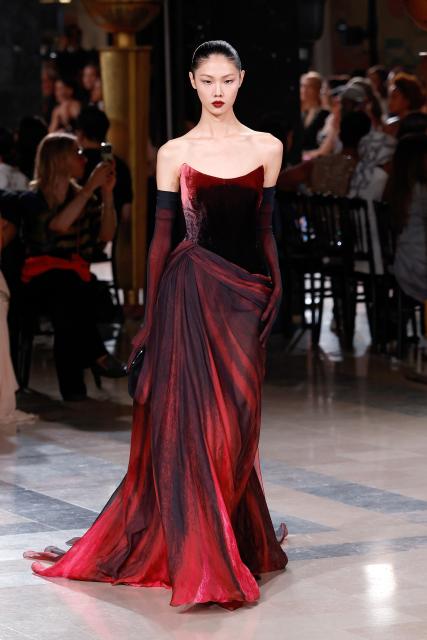 (260708) -- PARIS, July 8, 2026 (Xinhua) -- A model presents a creation by Elie Saab during the Haute Couture Week Fall/Winter 2026-2027 in Paris, France, July 8, 2026. (MeetEurope/Handout via Xinhua)