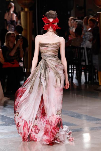 (260708) -- PARIS, July 8, 2026 (Xinhua) -- A model presents a creation by Elie Saab during the Haute Couture Week Fall/Winter 2026-2027 in Paris, France, July 8, 2026. (MeetEurope/Handout via Xinhua)