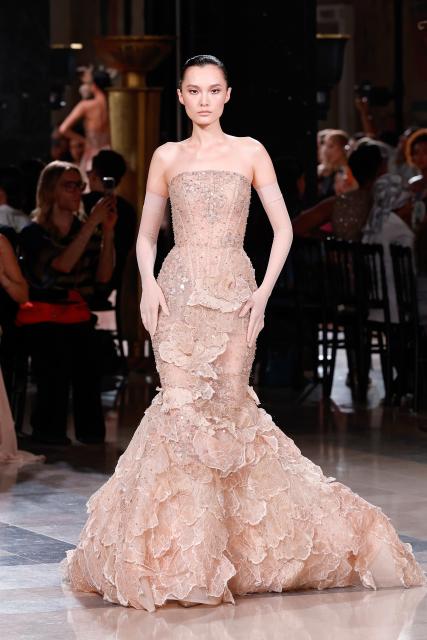 (260708) -- PARIS, July 8, 2026 (Xinhua) -- A model presents a creation by Elie Saab during the Haute Couture Week Fall/Winter 2026-2027 in Paris, France, July 8, 2026. (MeetEurope/Handout via Xinhua)