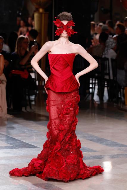 (260708) -- PARIS, July 8, 2026 (Xinhua) -- A model presents a creation by Elie Saab during the Haute Couture Week Fall/Winter 2026-2027 in Paris, France, July 8, 2026. (MeetEurope/Handout via Xinhua)
