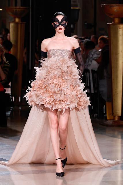 (260708) -- PARIS, July 8, 2026 (Xinhua) -- A model presents a creation by Elie Saab during the Haute Couture Week Fall/Winter 2026-2027 in Paris, France, July 8, 2026. (MeetEurope/Handout via Xinhua)