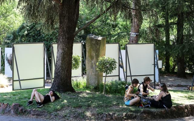 (260708) -- ARLES, July 8, 2026 (Xinhua) -- People relax and cool off at a park in Arles, France, July 8, 2026. France has experienced high temperatures this summer. (Xinhua/Wu Huiwo)