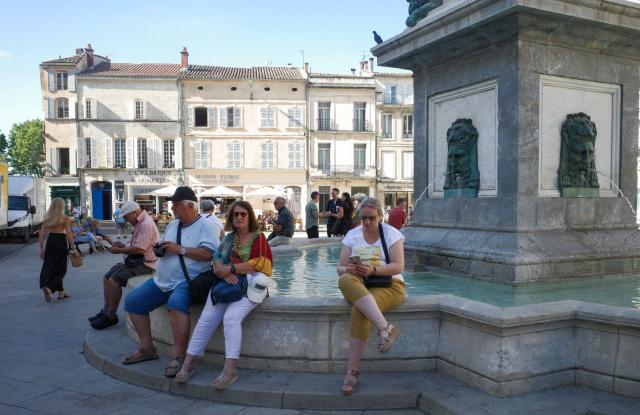 (260708) -- ARLES, July 8, 2026 (Xinhua) -- People relax near a fountain in Arles, France, July 8, 2026. France has experienced high temperatures this summer. (Xinhua/Wu Huiwo)
