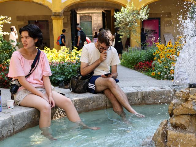 (260708) -- ARLES, July 8, 2026 (Xinhua) -- People cool off at a fountain in Arles, France, July 8, 2026. France has experienced high temperatures this summer. (Xinhua/Wu Huiwo)