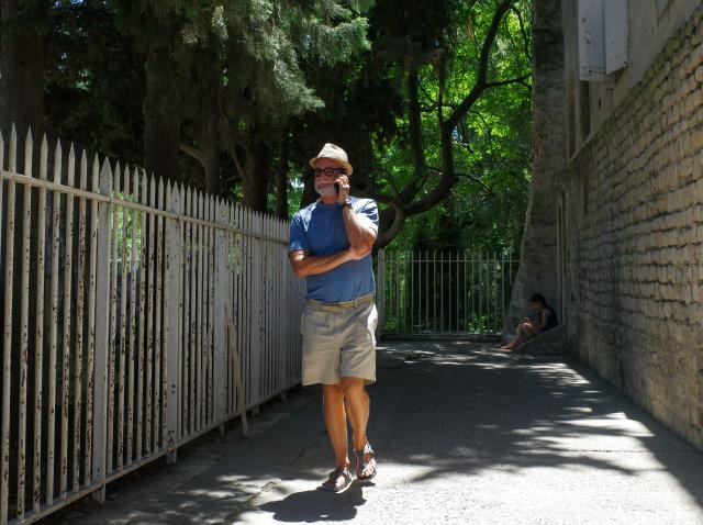 (260708) -- ARLES, July 8, 2026 (Xinhua) -- A man walks in the street amid high temperatures in Arles, France, July 8, 2026. France has experienced high temperatures this summer. (Xinhua/Wu Huiwo)