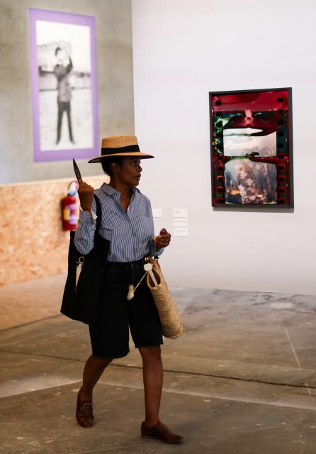 (260708) -- ARLES, July 8, 2026 (Xinhua) -- A visitor fans herself while viewing exhibitions at the Rencontres d'Arles photography festival in Arles, France, July 8, 2026. France has experienced high temperatures this summer. (Xinhua/Wu Huiwo)