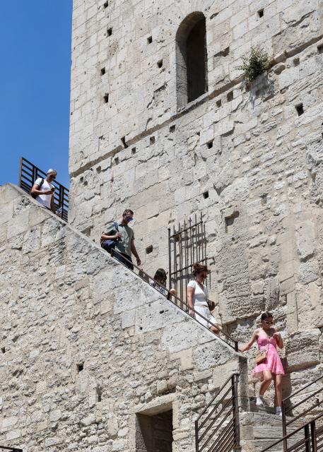 (260708) -- ARLES, July 8, 2026 (Xinhua) -- Tourists visit the Arles Amphitheatre in Arles, France, July 8, 2026. France has experienced high temperatures this summer. (Xinhua/Wu Huiwo)