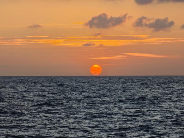 (260709) -- SANSHA, July 9, 2026 (Xinhua) -- This photo taken on July 8, 2026 shows a view of the sunset over the waters surrounding the Xisha Islands, south China's Hainan Province. (Xinhua/Xing Guangli)