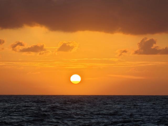 (260709) -- SANSHA, July 9, 2026 (Xinhua) -- This photo taken on July 8, 2026 shows a view of the sunset over the waters surrounding the Xisha Islands, south China's Hainan Province. (Xinhua/Xing Guangli)