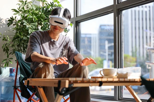(260709) --BEIJING, July 9, 2026 (Xinhua) -- A data collector captures real-world inputs for embodied intelligent devices at a cafe scenario in Yunyan District of Guiyang City, southwest China's Guizhou Province, July 6, 2026.
  With the rapid development of embodied artificial intelligence (AI), a new profession, trainers of embodied AI, has emerged, which comprise roles such as data collectors. (Xinhua/Liu Xu)