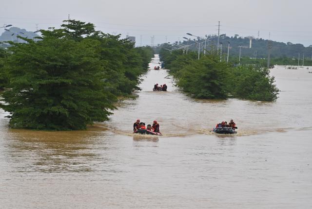 (260709) --BEIJING, July 9, 2026 (Xinhua) -- Rescuers evacuate stranded teachers and students at Xijiang education park in Guigang City, south China's Guangxi Zhuang Autonomous Region, July 8, 2026.
  The torrential rains caused by Typhoon Maysak left many school personnel and students trapped by floods at Xijiang education park in Guigang. Local authorities organized rescue forces to evacuate stranded teachers and students here on Wednesday. (Xinhua/Zhou Hua)
