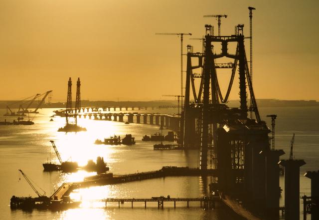 (260709) --BEIJING, July 9, 2026 (Xinhua) -- An aerial drone photo taken on July 8, 2026 shows a view of the construction site of the Xiamen section of the Xiamen-Kinmen bridge, in Xiamen, southeast China's Fujian Province.
  The two sides of an arch structure of Guanyinshan Interchange of the Xiamen section of the Xiamen-Kinmen bridge were joined together on Wednesday. (Xinhua/Lin Shanchuan)