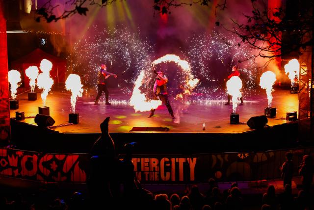 (260709) -- CANBERRA, July 9, 2026 (Xinhua) -- Performers present a fire show during the "Winter in the City" event in Canberra, Australia, July 8, 2026. (Photo by Chu Chen/Xinhua)