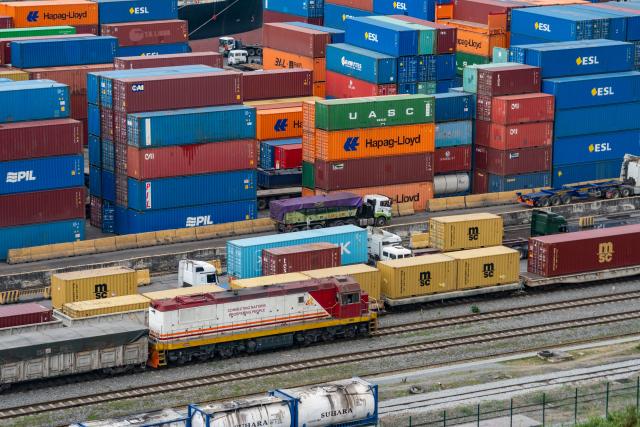 (260709) -- MOMBASA, July 9, 2026 (Xinhua) -- This photo taken on July 8, 2026 shows a cargo train on the Mombasa-Nairobi Standard Gauge Railway (SGR) enters the Port of Mombasa in Mombasa, Kenya.
  The Port of Mombasa, located on Kenya's southeastern coast along the Indian Ocean, is the largest port in East Africa. (Xinhua/Xie Jianfei)