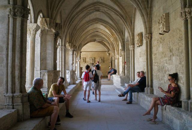(260709) -- ARLES, July 9, 2026 (Xinhua) -- People visit in the cloister of the Church of St. Trophime in Arles, France, on July 8, 2026. (Xinhua/Wu Huiwo)
