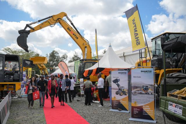 (260709) -- NAIROBI, July 9, 2026 (Xinhua) -- People visit the 27th Buildexpo Kenya in Nairobi, Kenya, July 8, 2026. Dozens of Chinese companies are showcasing their innovations at the 27th Buildexpo Kenya, which opened on Wednesday in the Kenyan capital, Nairobi.
   TO GO WITH "Chinese firms showcase innovations at Kenyan expo" (Xinhua/Yang Guang)