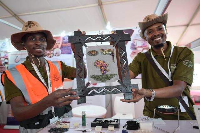 (260709) -- NAIROBI, July 9, 2026 (Xinhua) -- Kenyan exhibitors display an artistic African map craft made with minerals sourced in Kenya at the 27th Buildexpo Kenya in Nairobi, Kenya, July 8, 2026. Dozens of Chinese companies are showcasing their innovations at the 27th Buildexpo Kenya, which opened on Wednesday in the Kenyan capital, Nairobi.
   TO GO WITH "Chinese firms showcase innovations at Kenyan expo" (Xinhua/Yang Guang)