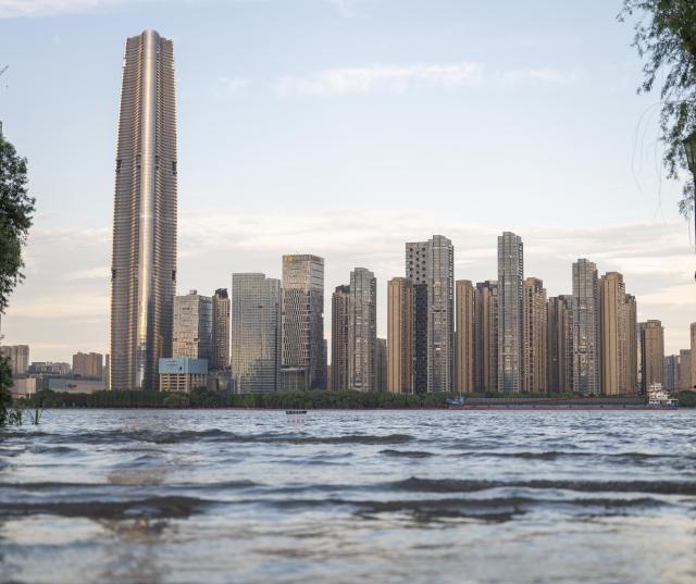 (260709) -- WUHAN, July 9, 2026 (Xinhua) -- This photo taken on July 8, 2026 shows a submerged waterside tourist platform at the riverbank along the Yangtze River in Hankou of Wuhan, central China's Hubei Province. Affected by heavy rainfall, the water level in Wuhan section of the Yangtze River rose obviously on Wednesday.
   The water level at the Yangtze Hankou monitoring station reached 25.11 meters, 0.11 meters above the warning mark. (Xinhua/Wu Zhizun)