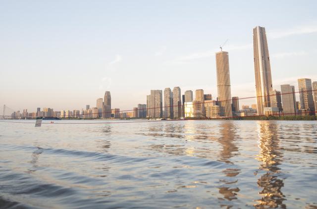 (260709) -- WUHAN, July 9, 2026 (Xinhua) -- This photo taken on July 8, 2026 shows a submerged waterside tourist platform at the riverbank along the Yangtze River in Hankou of Wuhan, central China's Hubei Province. Affected by heavy rainfall, the water level in Wuhan section of the Yangtze River rose obviously on Wednesday.
   The water level at the Yangtze Hankou monitoring station reached 25.11 meters, 0.11 meters above the warning mark. (Xinhua/Wu Zhizun)