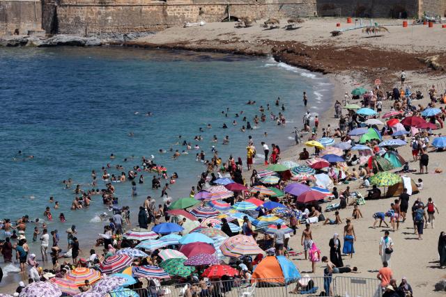 (260709) -- ALGIERS, July 9, 2026 (Xinhua) -- People cool off on a beach in Algiers, Algeria, on July 8, 2026. The temperature exceeded 40 degrees Celsius due to a heatwave here on Wednesday. (Photo by Billel Bensalem/Xinhua)