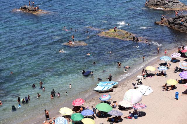 (260709) -- ALGIERS, July 9, 2026 (Xinhua) -- People cool off on a beach in Algiers, Algeria, on July 8, 2026. The temperature exceeded 40 degrees Celsius due to a heatwave here on Wednesday. (Photo by Billel Bensalem/Xinhua)
