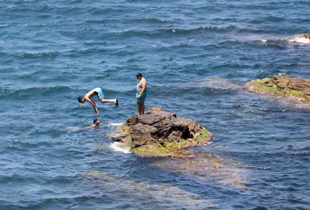(260709) -- ALGIERS, July 9, 2026 (Xinhua) -- People cool off on a beach in Algiers, Algeria, on July 8, 2026. The temperature exceeded 40 degrees Celsius due to a heatwave here on Wednesday. (Photo by Billel Bensalem/Xinhua)