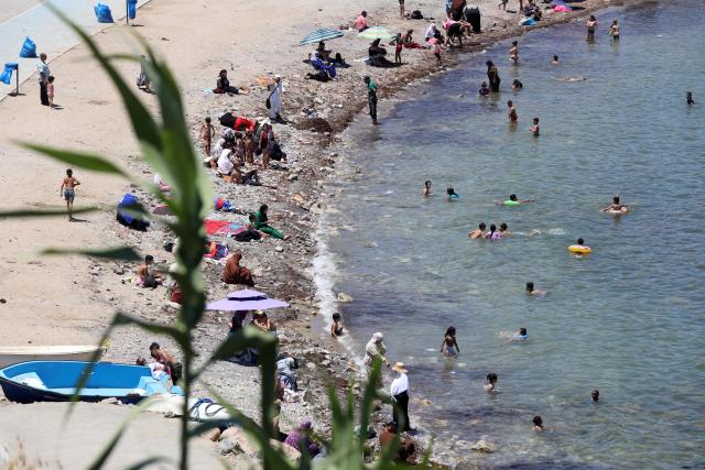 (260709) -- ALGIERS, July 9, 2026 (Xinhua) -- People cool off on a beach in Algiers, Algeria, on July 8, 2026. The temperature exceeded 40 degrees Celsius due to a heatwave here on Wednesday. (Photo by Billel Bensalem/Xinhua)