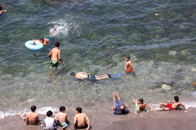 (260709) -- ALGIERS, July 9, 2026 (Xinhua) -- People cool off on a beach in Algiers, Algeria, on July 8, 2026. The temperature exceeded 40 degrees Celsius due to a heatwave here on Wednesday. (Photo by Billel Bensalem/Xinhua)