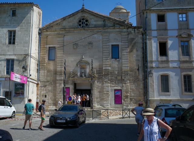 (260709) -- ARLES, July 9, 2026 (Xinhua) -- People gather in front of an exhibition hall for the Rencontres d'Arles photography festival in Arles, France, July 8, 2026. The 57th Rencontres d'Arles photography festival lasts from July 6 to October 4. (Xinhua/Wu Huiwo)