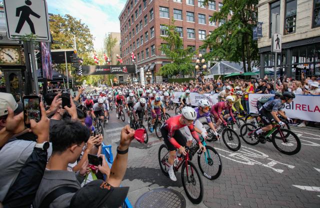 (260709) -- VANCOUVER, July 9, 2026 (Xinhua) -- Cyclists compete during the men's professional race at the 2026 Global Relay Gastown Grand Prix in Vancouver, British Columbia, Canada, on July 8, 2026. (Photo by Liang Sen/Xinhua)