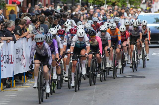 (260709) -- VANCOUVER, July 9, 2026 (Xinhua) -- Cyclists compete during the women's professional race at the 2026 Global Relay Gastown Grand Prix in Vancouver, British Columbia, Canada, on July 8, 2026. (Photo by Liang Sen/Xinhua)
