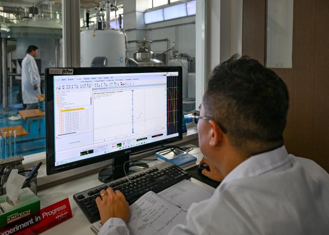 (260709) -- SHANGHAI, July 9, 2026 (Xinhua) -- A staff member views experimental data at a nuclear magnetic resonance (NMR) equipment control room of the National Facility for Protein Science in Shanghai in Pudong, east China's Shanghai, July 7, 2026. All the ten national key scientific and technological infrastructures that have been built and put into operation in Shanghai are now open to public use.
   These infrastructures, which include the Shanghai Synchrotron Radiation Facility (SSRF) and the National Facility for Protein Science in Shanghai, serve as important engines for the integration of science and technology innovation and industries in the city. (Xinhua/Chen Shuo)