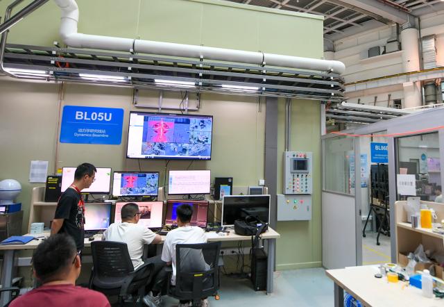 (260709) -- SHANGHAI, July 9, 2026 (Xinhua) -- Staff members work at the Dynamics Beamline in the Shanghai Synchrotron Radiation Facility (SSRF) in Pudong, east China's Shanghai, July 8, 2026. All the ten national key scientific and technological infrastructures that have been built and put into operation in Shanghai are now open to public use.
   These infrastructures, which include the Shanghai Synchrotron Radiation Facility (SSRF) and the National Facility for Protein Science in Shanghai, serve as important engines for the integration of science and technology innovation and industries in the city. (Xinhua/Chen Shuo)