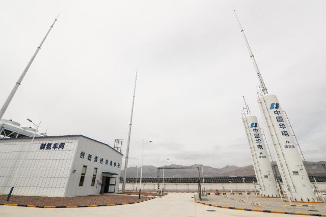 (260709) -- DELINGHA, July 9, 2026 (Xinhua) -- This photo taken on July 8, 2026 shows a view of hydrogen production workshop and hydrogen storage facilities at the joint complex for the Huadian Delingha 1-gigawatt solar energy storage project and 3-megawatt photovoltaic hydrogen production project in Delingha, northwest China's Qinghai Province.
  The two projects have generated more than 4 billion kilowatt-hours of electricity, according to China Huadian Corporation, the operator of the duo.
  The projects combine solar power generation, green hydrogen production, and energy storage into a single complex, an approach that helps address the intermittent nature of solar power and boost renewable energy use in desert areas. (Xinhua/Shan Yuqi)