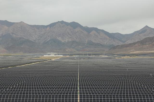 (260709) -- DELINGHA, July 9, 2026 (Xinhua) -- This photo taken on July 8, 2026 shows photovoltaic panels at the joint complex for the Huadian Delingha 1-gigawatt solar energy storage project and 3-megawatt photovoltaic hydrogen production project in Delingha, northwest China's Qinghai Province.
  The two projects have generated more than 4 billion kilowatt-hours of electricity, according to China Huadian Corporation, the operator of the duo.
  The projects combine solar power generation, green hydrogen production, and energy storage into a single complex, an approach that helps address the intermittent nature of solar power and boost renewable energy use in desert areas. (Xinhua/Shan Yuqi)