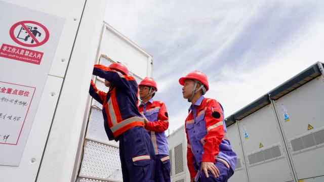 (260709) -- DELINGHA, July 9, 2026 (Xinhua) -- Staff members inspect power storage facilities at the joint complex for the Huadian Delingha 1-gigawatt solar energy storage project and 3-megawatt photovoltaic hydrogen production project in Delingha, northwest China's Qinghai Province, July 8, 2026.
  The two projects have generated more than 4 billion kilowatt-hours of electricity, according to China Huadian Corporation, the operator of the duo.
  The projects combine solar power generation, green hydrogen production, and energy storage into a single complex, an approach that helps address the intermittent nature of solar power and boost renewable energy use in desert areas. (Xinhua/Wang Yan)