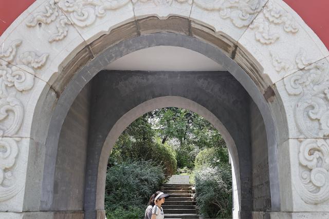 (260709) -- BEIJING, July 9, 2026 (Xinhua) -- People walk past the grave of Edgar Snow at Peking University in Beijing, capital of China, July 8, 2026.
  TO GO WITH "China Focus: 90 years after Edgar Snow, a journey through China's revolutionary past and present" (Xinhua/Zhang Yuwei)