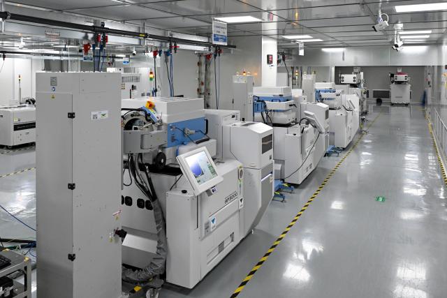 (260709) -- SHANGHAI, July 9, 2026 (Xinhua) -- This photo taken on July 8, 2026 shows a testing workshop of a chips testing service platform at the Zhangjiang Hi-Tech 895 Incubator in Pudong New Area, east China's Shanghai. Located in Shanghai's Pudong New Area, the Zhangjiang Hi-Tech 895 Incubator, a specialized entrepreneurship service platform, has incubated more than 1,600 innovative enterprises since its establishment in 2015. 
   Equipped with advanced testing facilities, including a 4,000-square-meter clean test workshop, the incubator provides one-stop public testing services and shared office space for startups. Its testing platform supports the development of high-performance computing chips, large-scale System-on-a-Chip (SoC), memory chips, sensor chips and mixed-signal chips, helping technology startups reduce costs and accelerate innovation. (Xinhua/Chen Shuo)