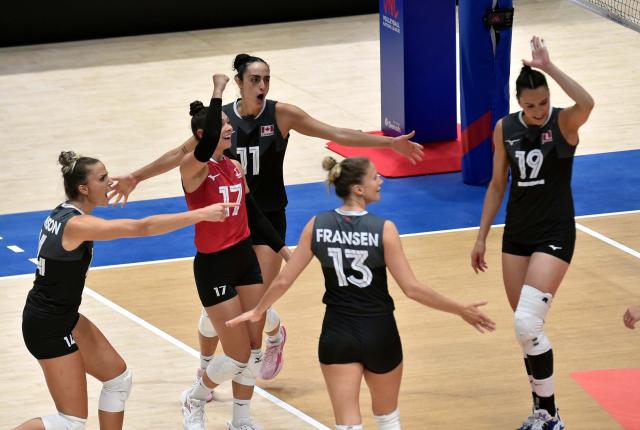 (260709) -- HONG KONG, July 9, 2026 (Xinhua) -- Players of Canada celebrate after scoring during the match between Canada and Belgium at the Women's Volleyball Nations League (VNL) 2026 in Hong Kong, south China, July 9, 2026. (Xinhua/Lo Ping Fai)